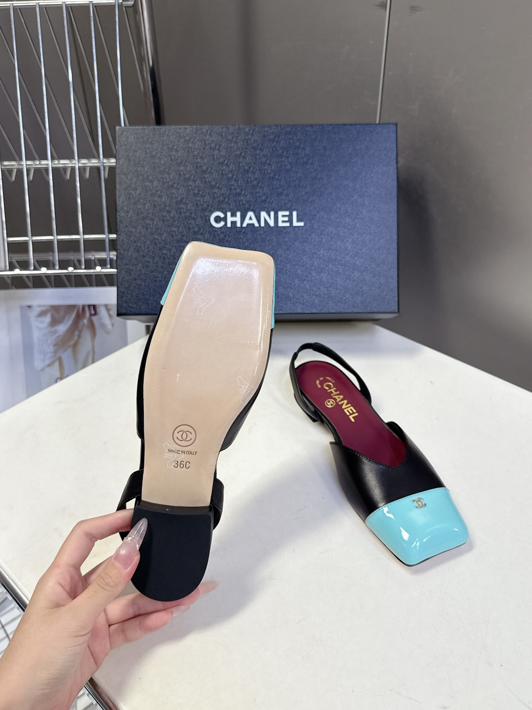 香奈儿CHANEL春夏最新款方头拼色凉鞋超多明星网红种草 鞋头采用亮面漆皮拼接 搭配哑光鞋身 再加上金属