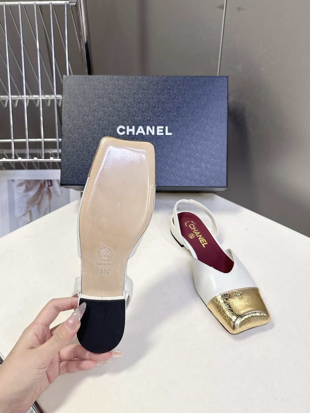香奈儿CHANEL春夏最新款方头拼色凉鞋超多明星网红种草 鞋头采用亮面漆皮拼接 搭配哑光鞋身 再加上金属