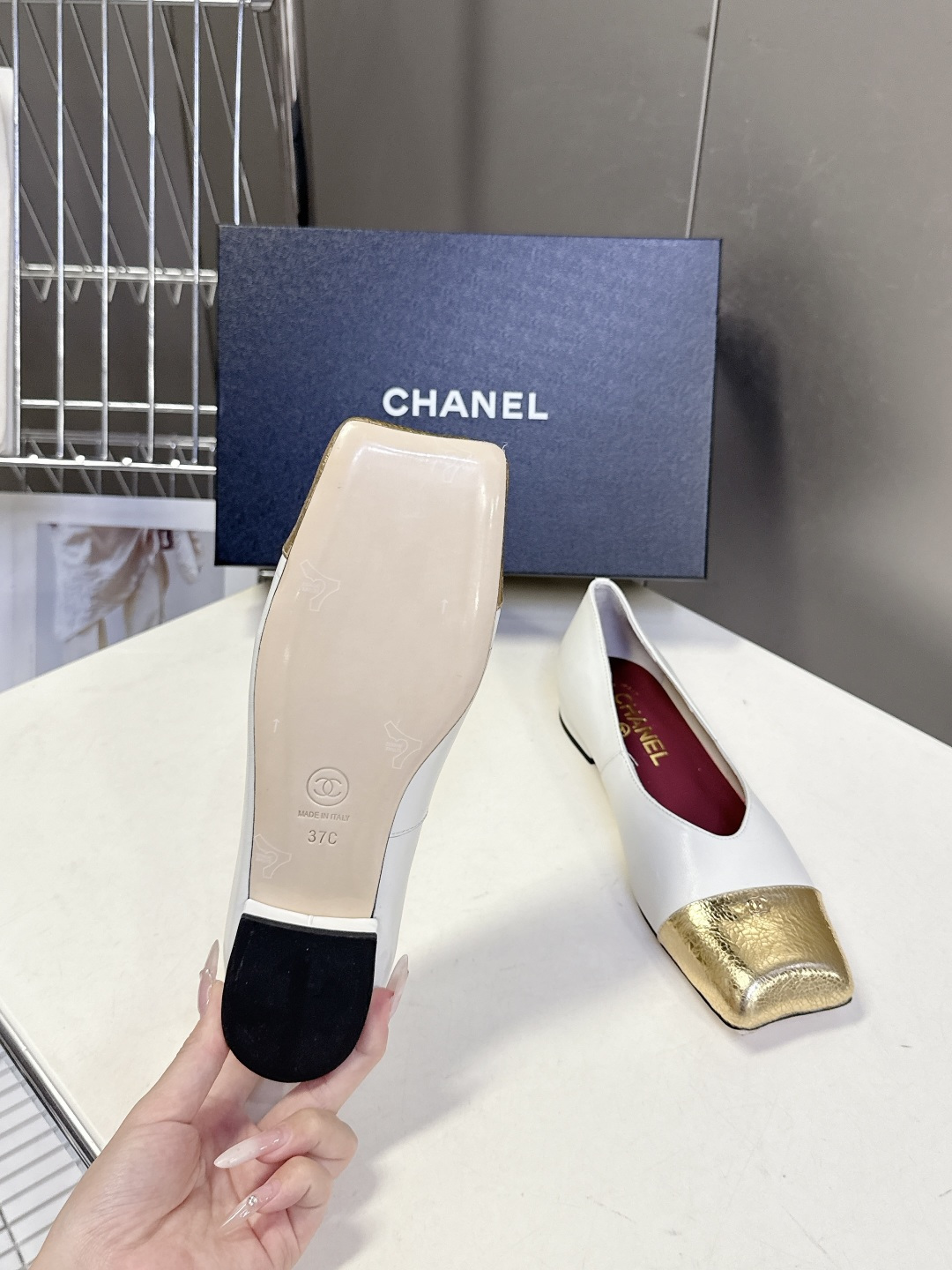 香奈儿CHANEL春夏最新款方头拼色平底鞋超多明星网红种草 鞋头采用亮面漆皮拼接 和鞋身的哑光皮革形成质