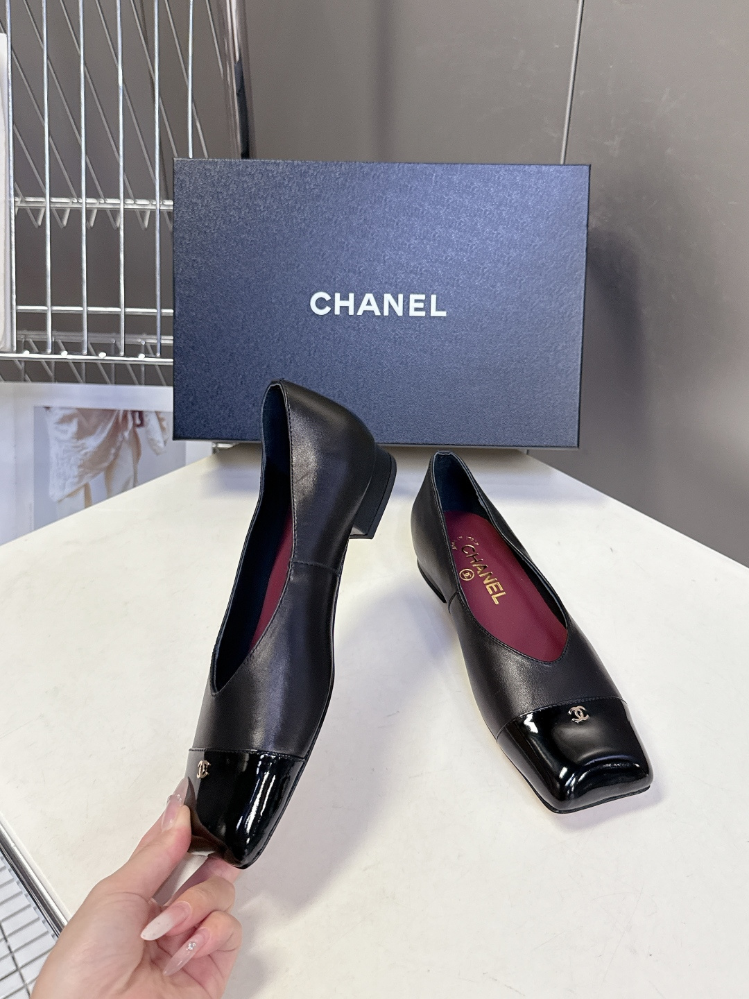 香奈儿CHANEL春夏最新款方头拼色平底鞋超多明星网红种草 鞋头采用亮面漆皮拼接 和鞋身的哑光皮革形成质