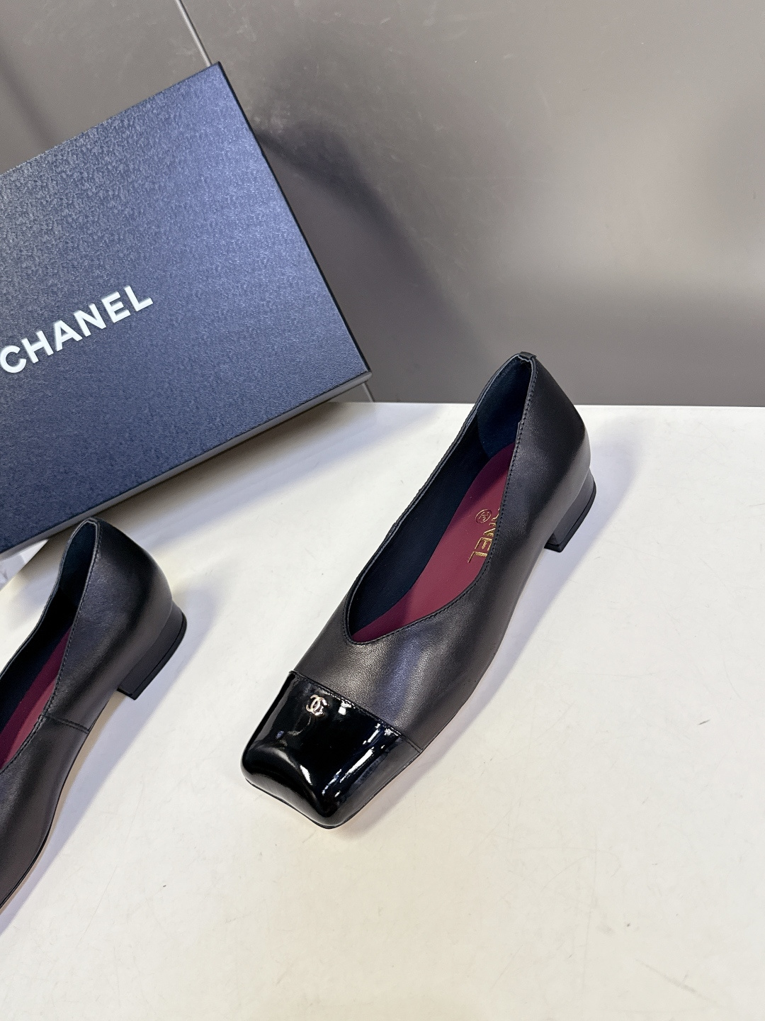 香奈儿CHANEL春夏最新款方头拼色平底鞋超多明星网红种草 鞋头采用亮面漆皮拼接 和鞋身的哑光皮革形成质