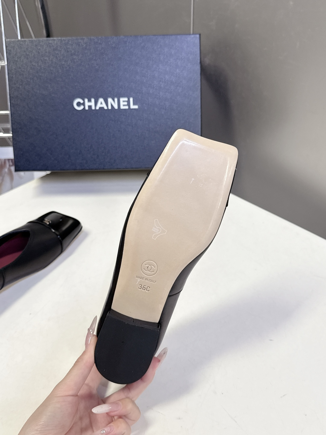 香奈儿CHANEL春夏最新款方头拼色平底鞋超多明星网红种草 鞋头采用亮面漆皮拼接 和鞋身的哑光皮革形成质
