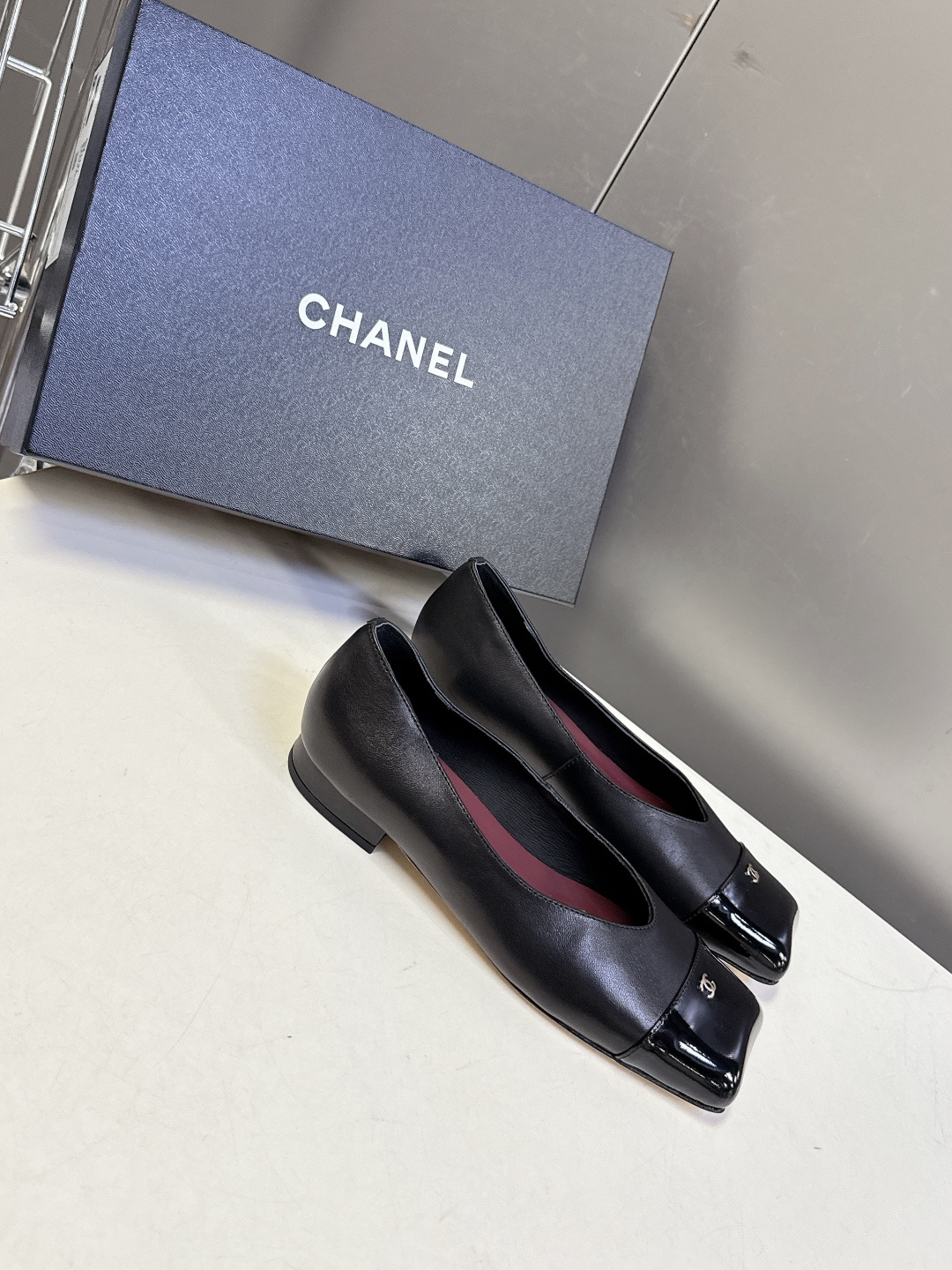 香奈儿CHANEL春夏最新款方头拼色平底鞋超多明星网红种草 鞋头采用亮面漆皮拼接 和鞋身的哑光皮革形成质