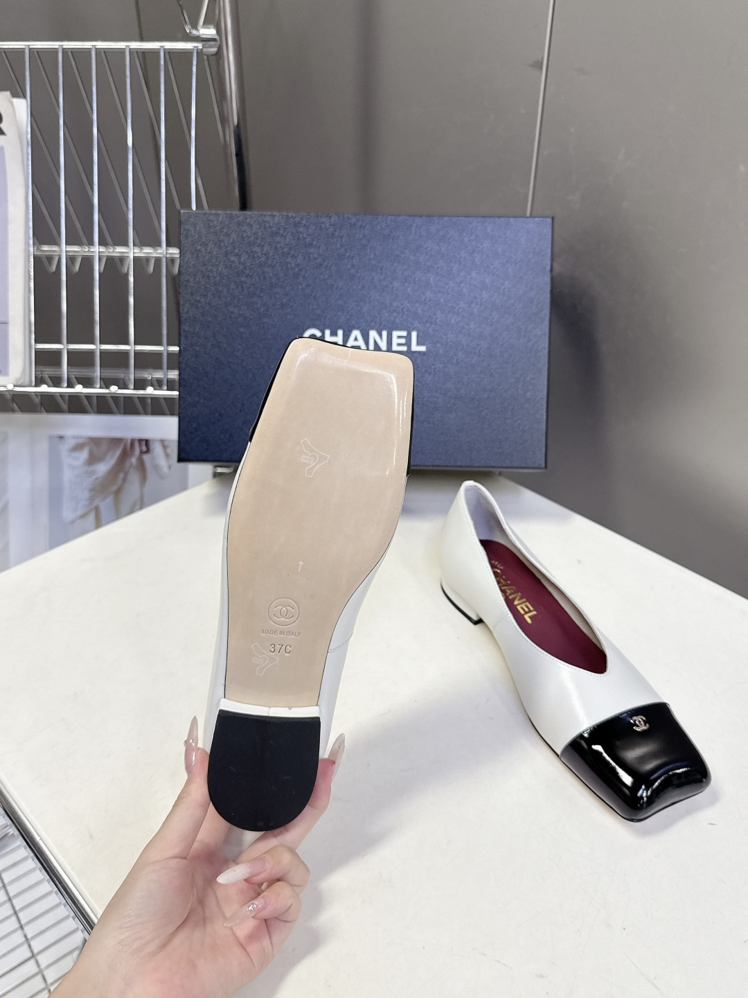 香奈儿CHANEL春夏最新款方头拼色平底鞋超多明星网红种草 鞋头采用亮面漆皮拼接 和鞋身的哑光皮革形成质
