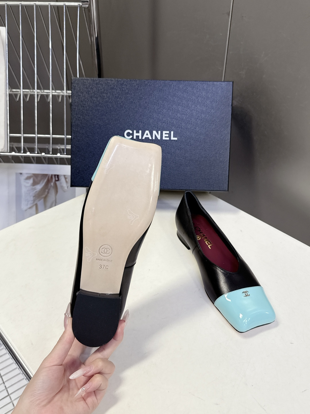 香奈儿CHANEL春夏最新款方头拼色平底鞋超多明星网红种草 鞋头采用亮面漆皮拼接 和鞋身的哑光皮革形成质