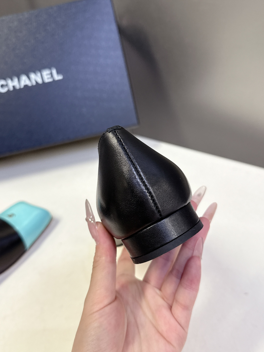 香奈儿CHANEL春夏最新款方头拼色平底鞋超多明星网红种草 鞋头采用亮面漆皮拼接 和鞋身的哑光皮革形成质