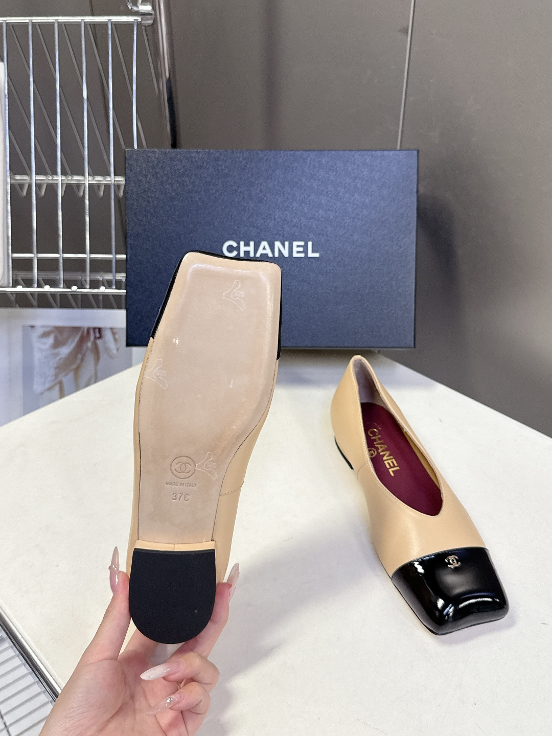 香奈儿CHANEL春夏最新款方头拼色平底鞋超多明星网红种草 鞋头采用亮面漆皮拼接 和鞋身的哑光皮革形成质