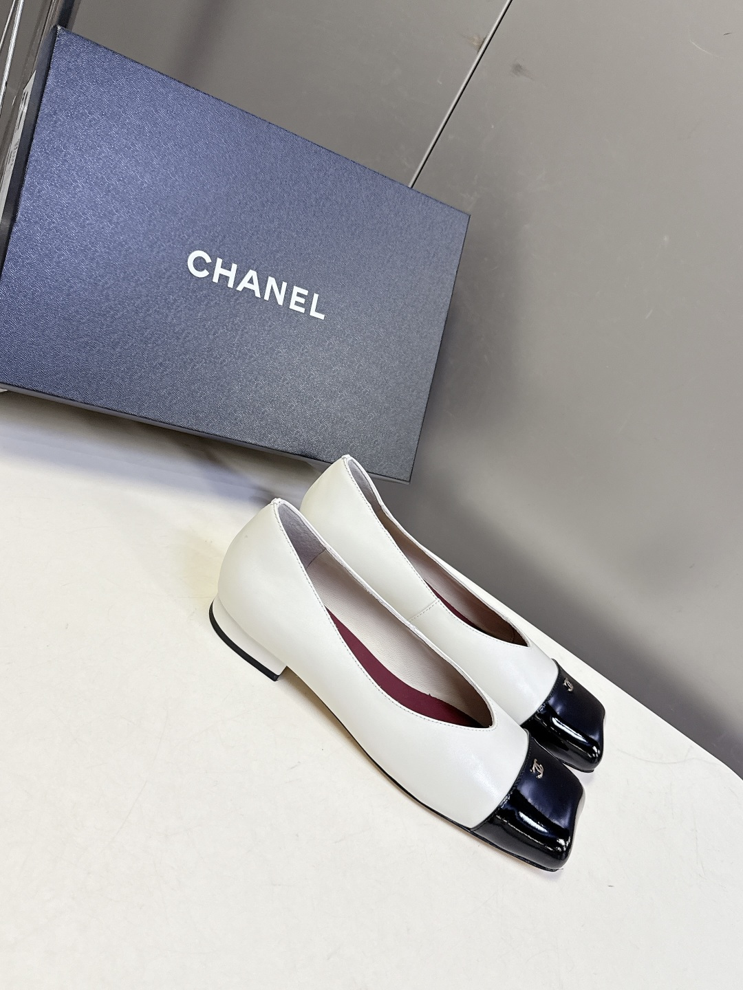 香奈儿CHANEL春夏最新款方头拼色平底鞋超多明星网红种草 鞋头采用亮面漆皮拼接 和鞋身的哑光皮革形成质