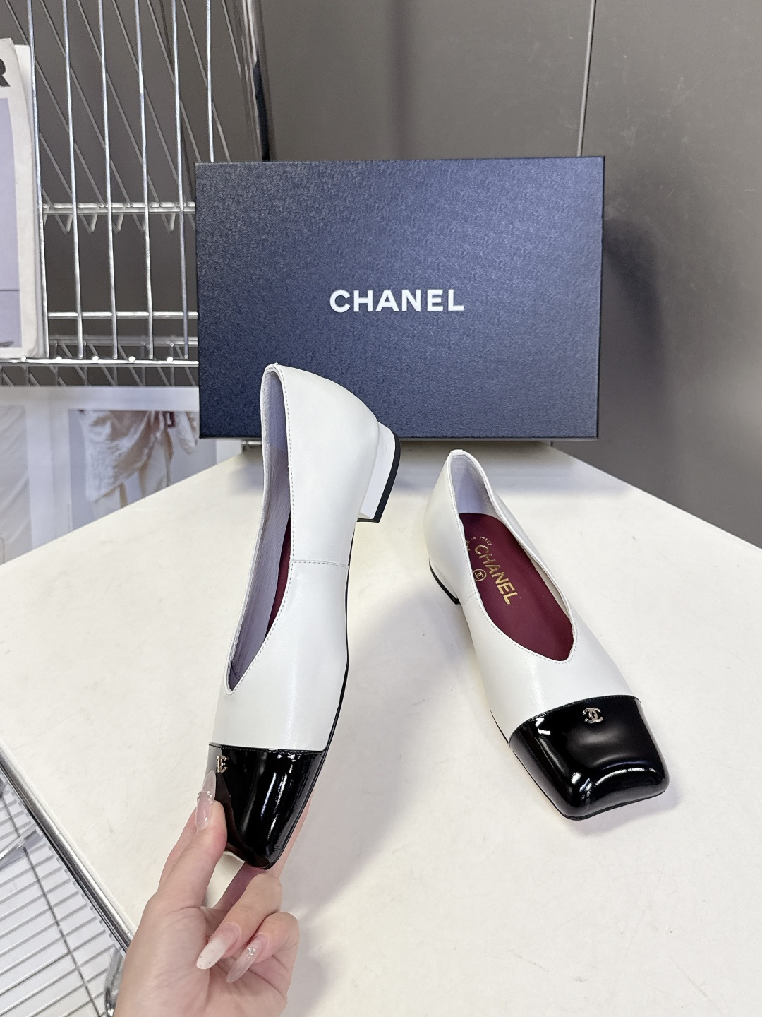 香奈儿CHANEL春夏最新款方头拼色平底鞋超多明星网红种草 鞋头采用亮面漆皮拼接 和鞋身的哑光皮革形成质