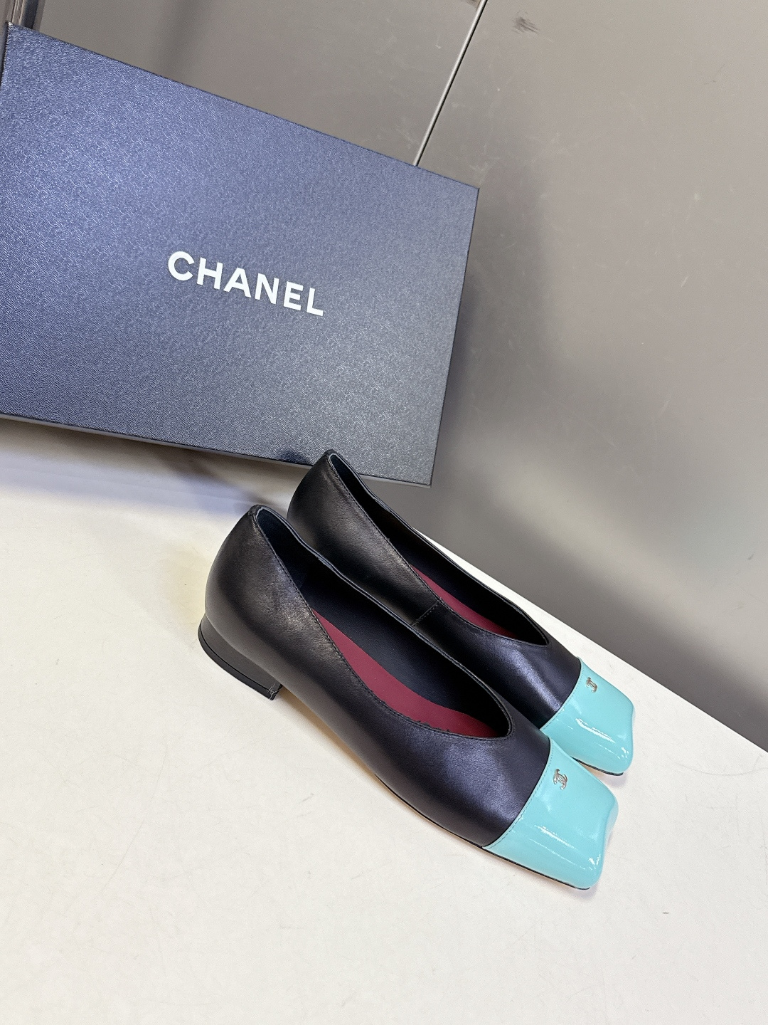 香奈儿CHANEL春夏最新款方头拼色平底鞋超多明星网红种草 鞋头采用亮面漆皮拼接 和鞋身的哑光皮革形成质
