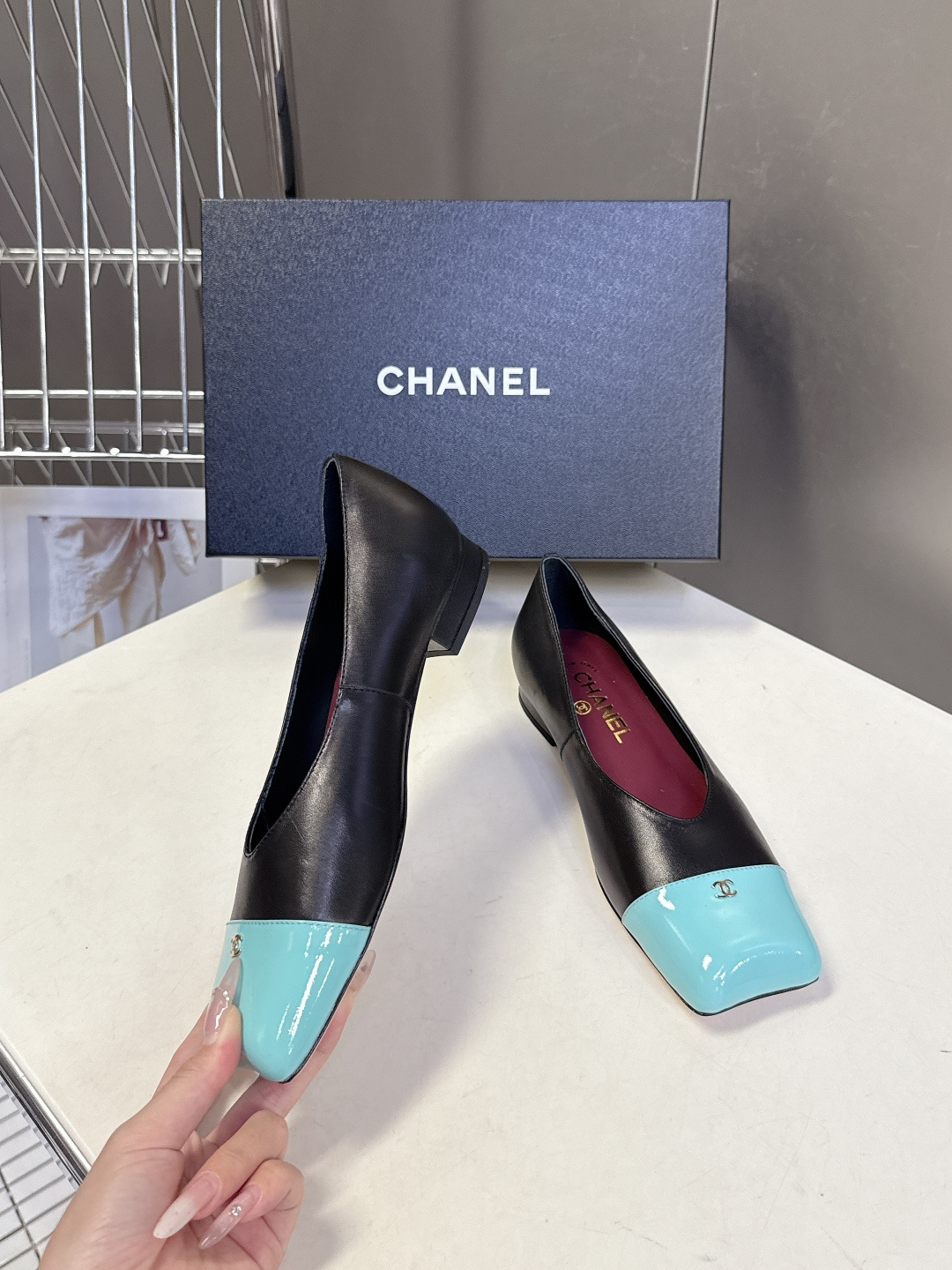 香奈儿CHANEL春夏最新款方头拼色平底鞋超多明星网红种草 鞋头采用亮面漆皮拼接 和鞋身的哑光皮革形成质