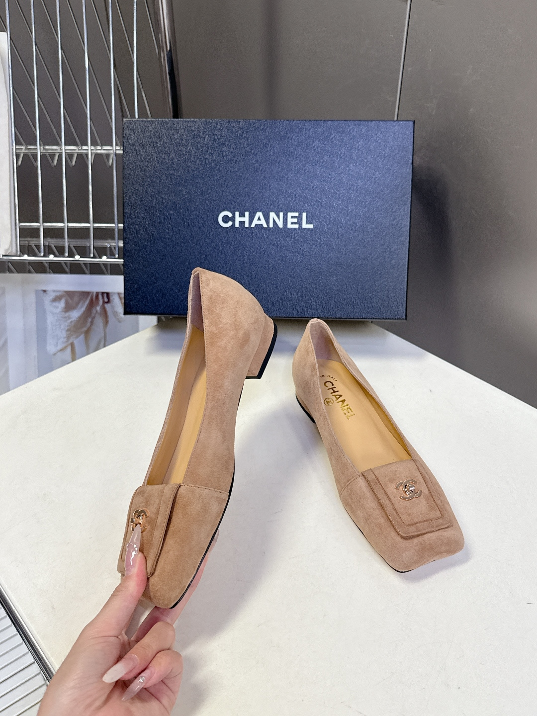 香奈儿CHANEL春夏最新款方头低跟单鞋超多明星网红种草 鞋头的方形饰扣是这双鞋的灵魂 搭配品牌经典的金