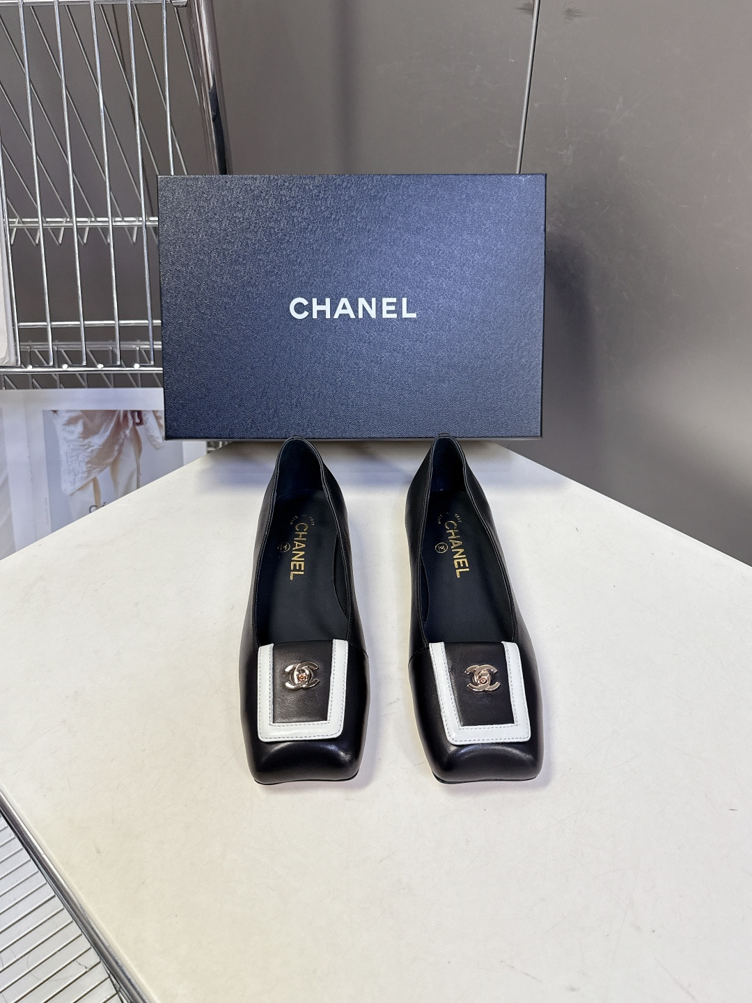 香奈儿CHANEL春夏最新款方头低跟单鞋超多明星网红种草 鞋头的方形饰扣是这双鞋的灵魂 搭配品牌经典的金