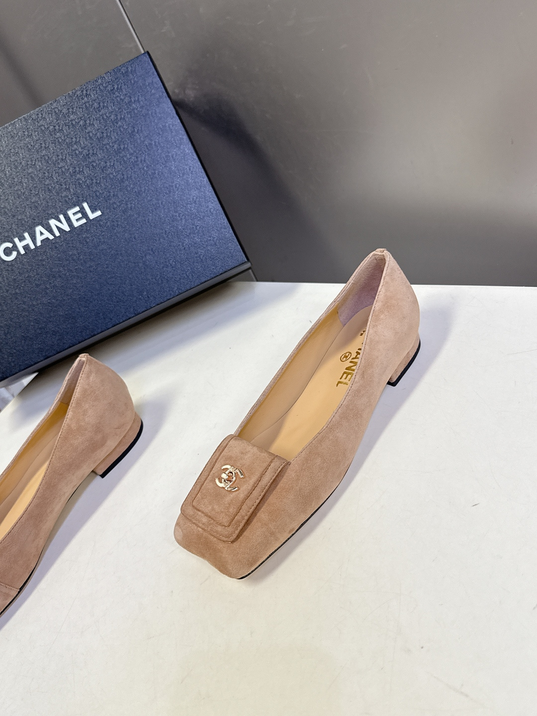 香奈儿CHANEL春夏最新款方头低跟单鞋超多明星网红种草 鞋头的方形饰扣是这双鞋的灵魂 搭配品牌经典的金