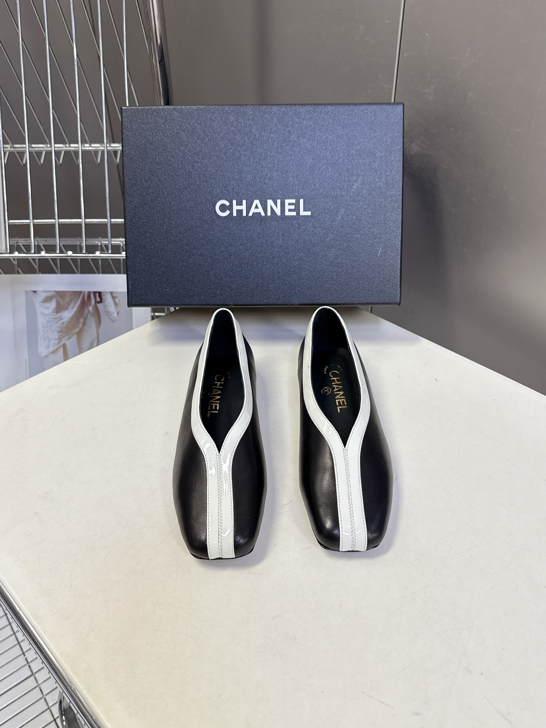 香奈儿CHANEL春夏最新款拼色方头平底鞋超多明星网红种草 每一双鞋都采用了品牌经典的双色拼接 鞋头与鞋