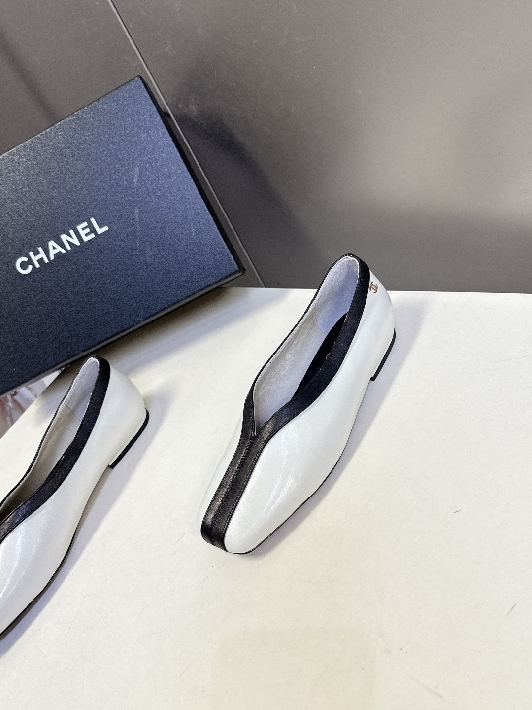 香奈儿CHANEL春夏最新款拼色方头平底鞋超多明星网红种草 每一双鞋都采用了品牌经典的双色拼接 鞋头与鞋