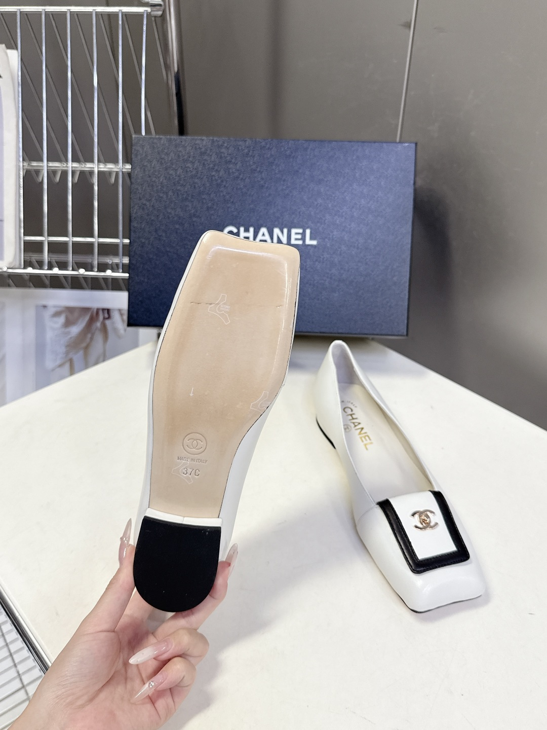 香奈儿CHANEL春夏最新款方头低跟单鞋超多明星网红种草 鞋头的方形饰扣是这双鞋的灵魂 搭配品牌经典的金