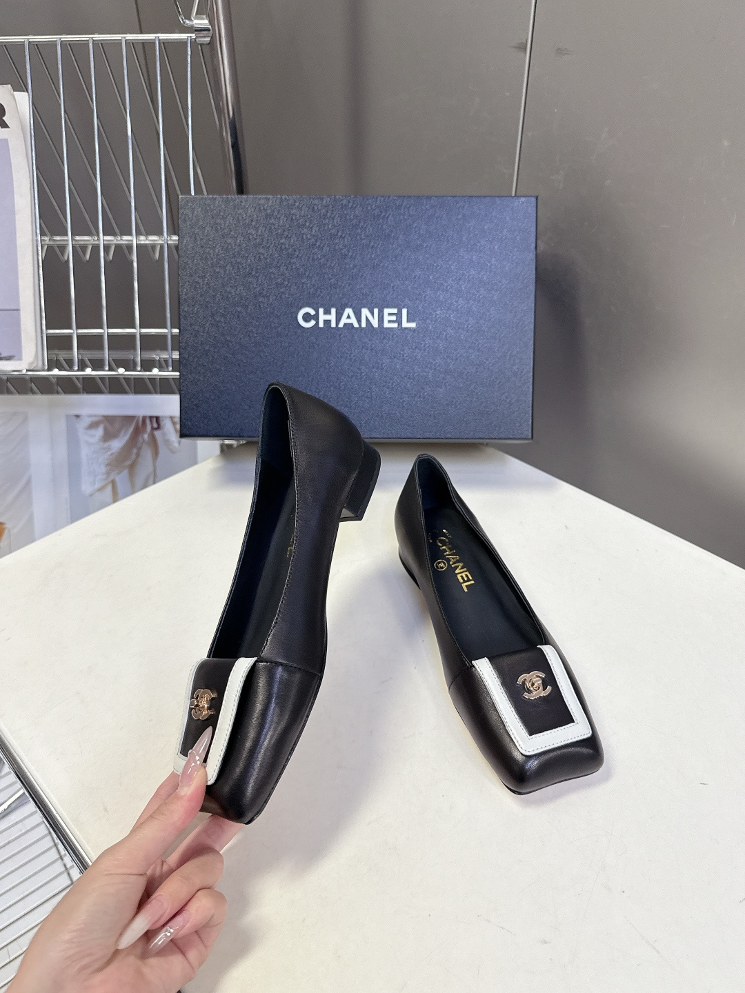 香奈儿CHANEL春夏最新款方头低跟单鞋超多明星网红种草 鞋头的方形饰扣是这双鞋的灵魂 搭配品牌经典的金