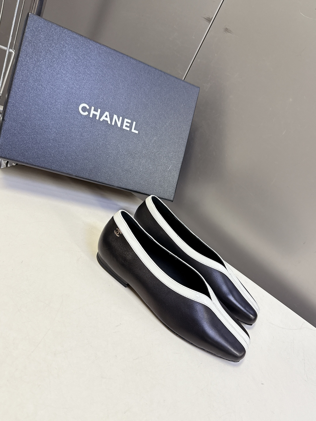 香奈儿CHANEL春夏最新款拼色方头平底鞋超多明星网红种草 每一双鞋都采用了品牌经典的双色拼接 鞋头与鞋