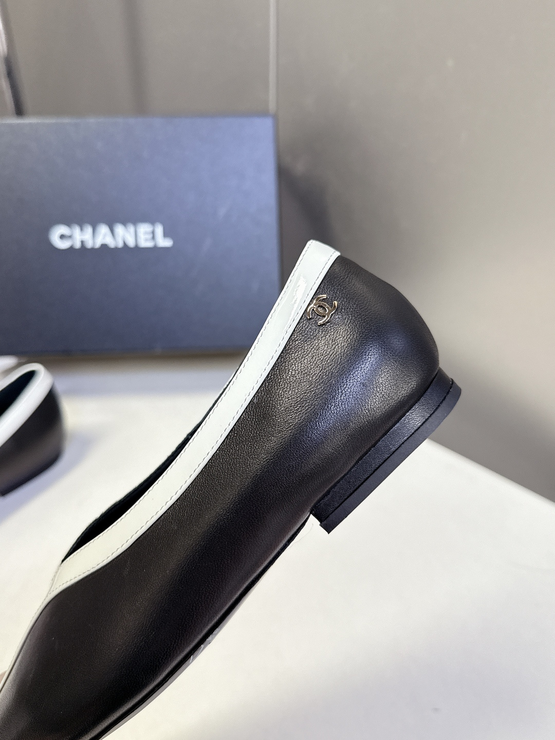 香奈儿CHANEL春夏最新款拼色方头平底鞋超多明星网红种草 每一双鞋都采用了品牌经典的双色拼接 鞋头与鞋
