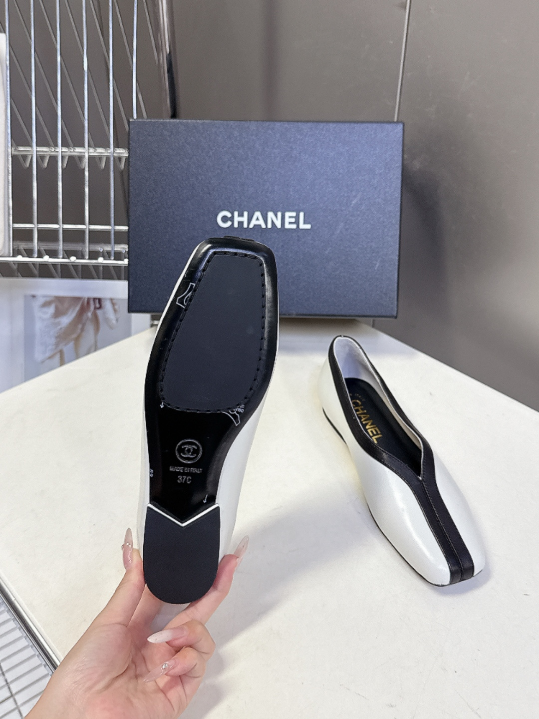 香奈儿CHANEL春夏最新款拼色方头平底鞋超多明星网红种草 每一双鞋都采用了品牌经典的双色拼接 鞋头与鞋