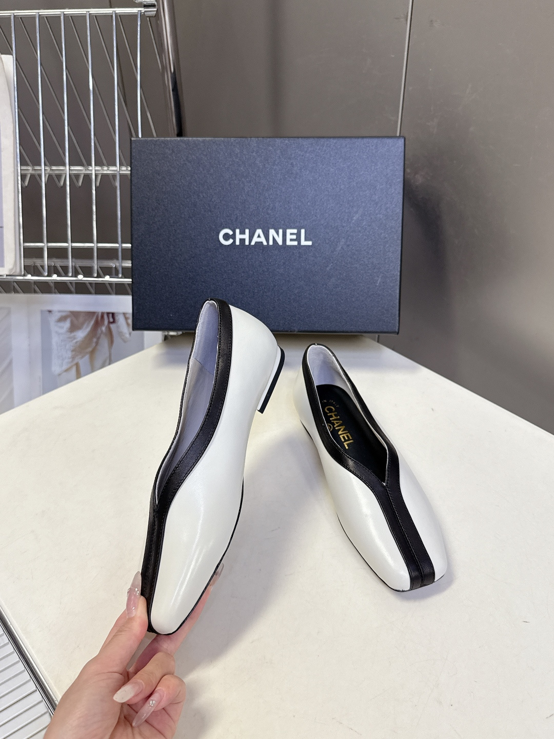 香奈儿CHANEL春夏最新款拼色方头平底鞋超多明星网红种草 每一双鞋都采用了品牌经典的双色拼接 鞋头与鞋