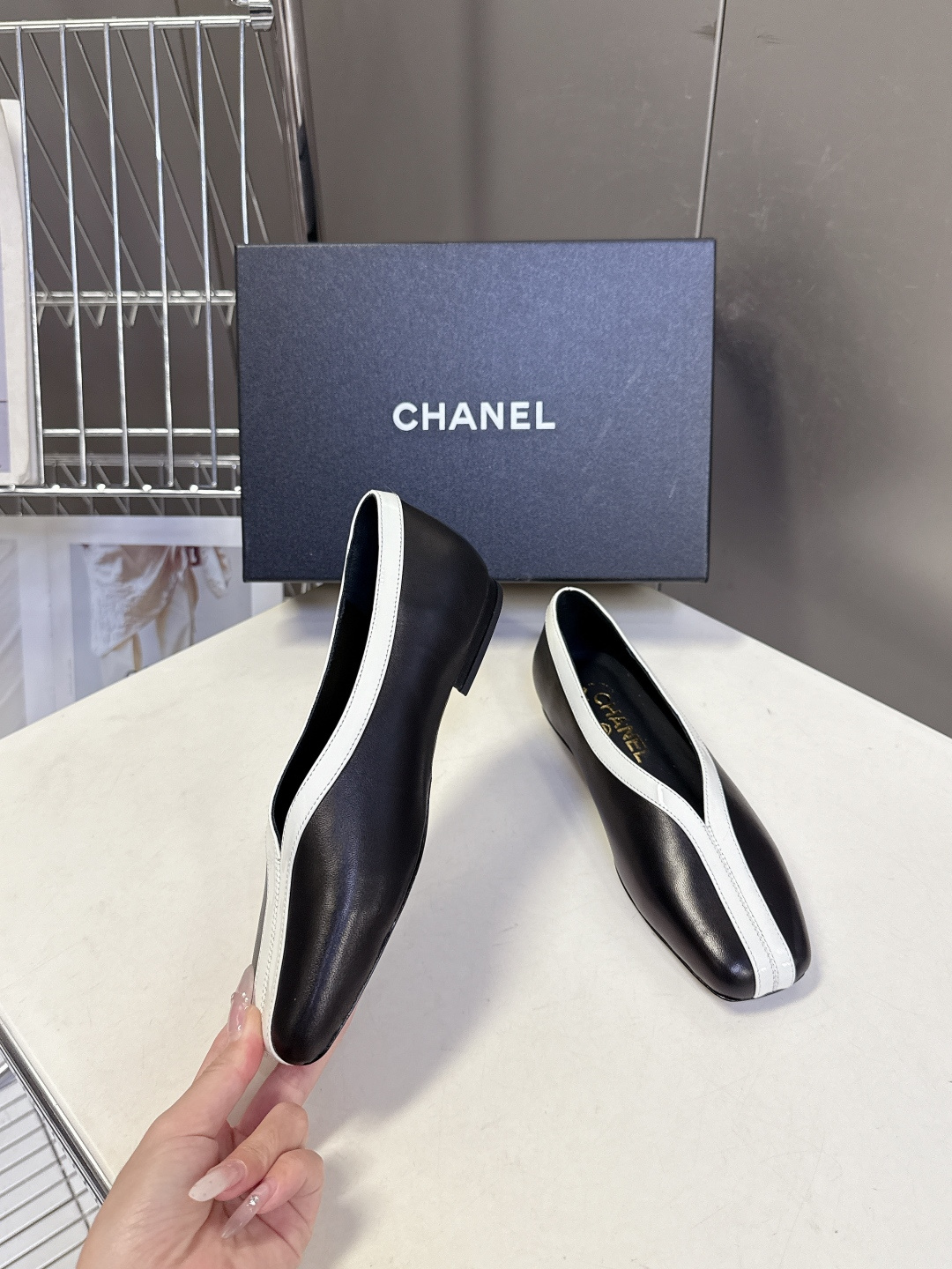 香奈儿CHANEL春夏最新款拼色方头平底鞋超多明星网红种草 每一双鞋都采用了品牌经典的双色拼接 鞋头与鞋