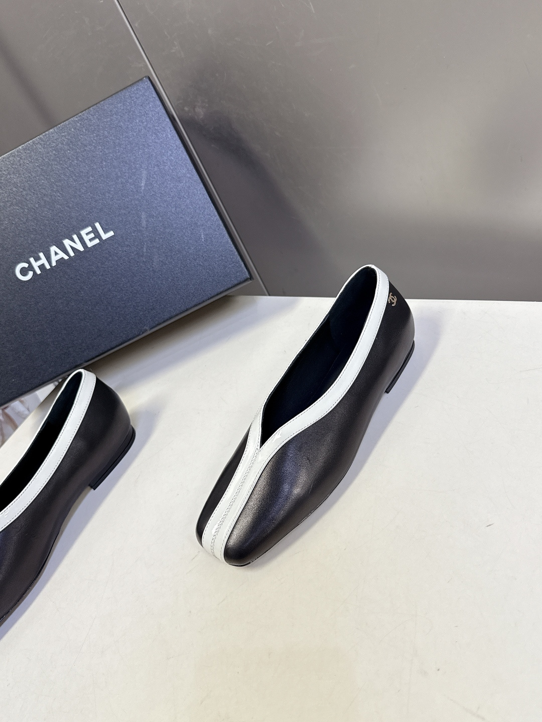 香奈儿CHANEL春夏最新款拼色方头平底鞋超多明星网红种草 每一双鞋都采用了品牌经典的双色拼接 鞋头与鞋