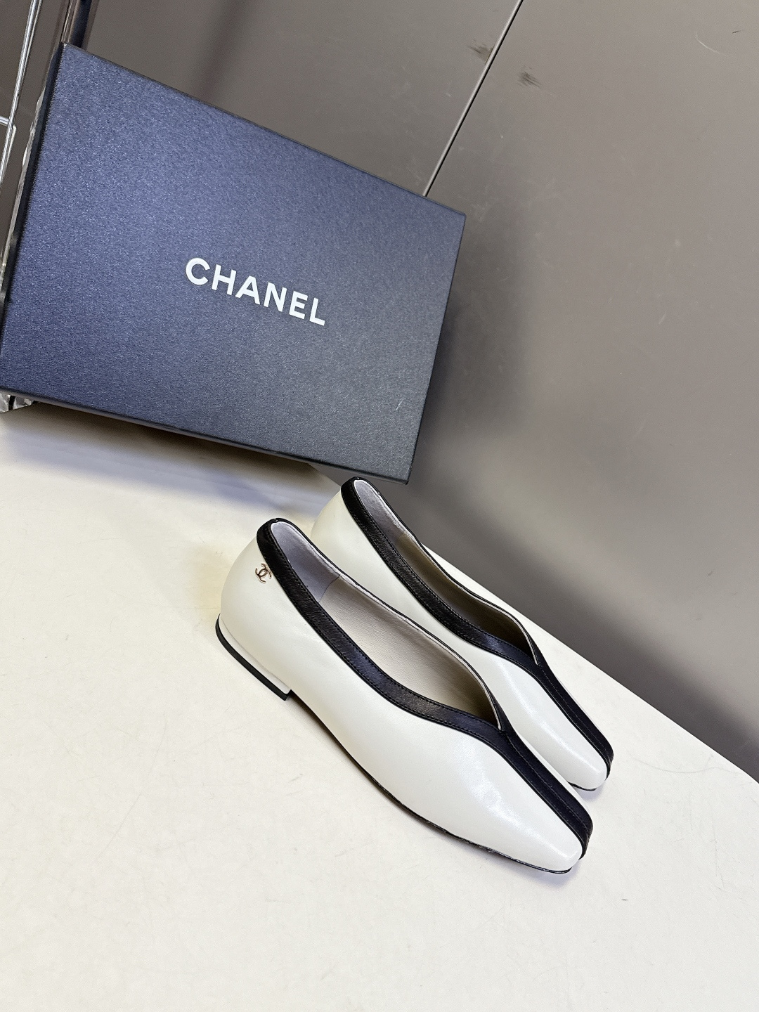 香奈儿CHANEL春夏最新款拼色方头平底鞋超多明星网红种草 每一双鞋都采用了品牌经典的双色拼接 鞋头与鞋