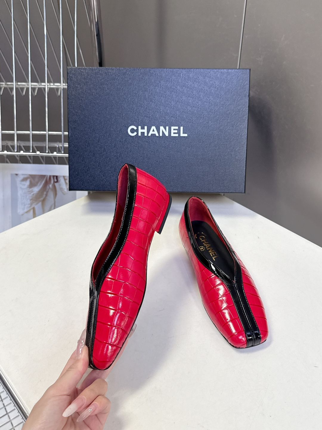 香奈儿CHANEL春夏最新款拼色方头平底鞋超多明星网红种草 每一双鞋都采用了品牌经典的双色拼接 鞋头与鞋