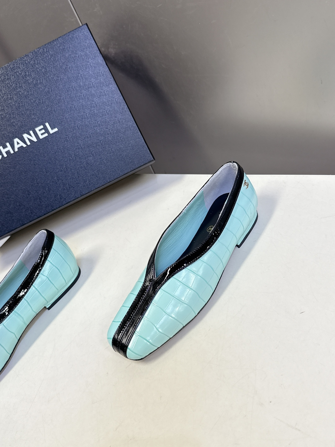 香奈儿CHANEL春夏最新款拼色方头平底鞋超多明星网红种草 每一双鞋都采用了品牌经典的双色拼接 鞋头与鞋