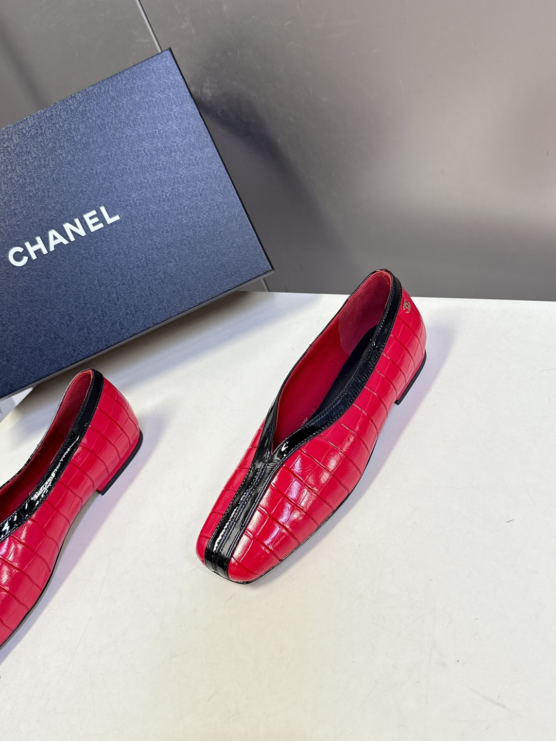 香奈儿CHANEL春夏最新款拼色方头平底鞋超多明星网红种草 每一双鞋都采用了品牌经典的双色拼接 鞋头与鞋