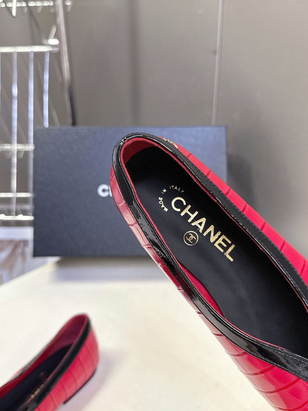 香奈儿CHANEL春夏最新款拼色方头平底鞋超多明星网红种草 每一双鞋都采用了品牌经典的双色拼接 鞋头与鞋