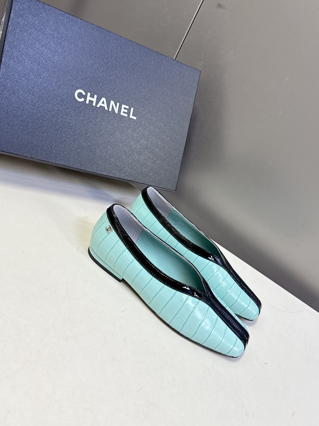 香奈儿CHANEL春夏最新款拼色方头平底鞋超多明星网红种草 每一双鞋都采用了品牌经典的双色拼接 鞋头与鞋