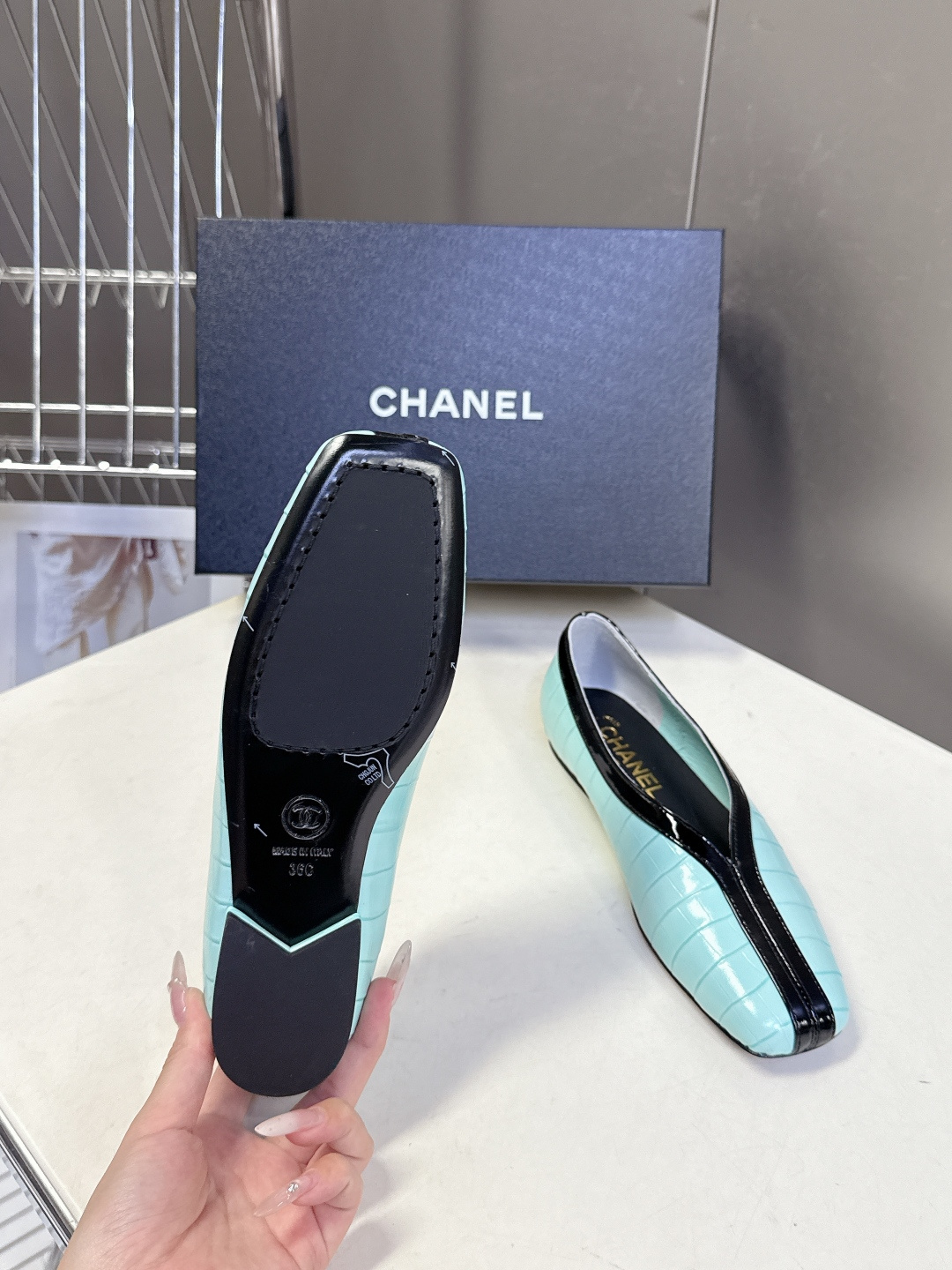 香奈儿CHANEL春夏最新款拼色方头平底鞋超多明星网红种草 每一双鞋都采用了品牌经典的双色拼接 鞋头与鞋