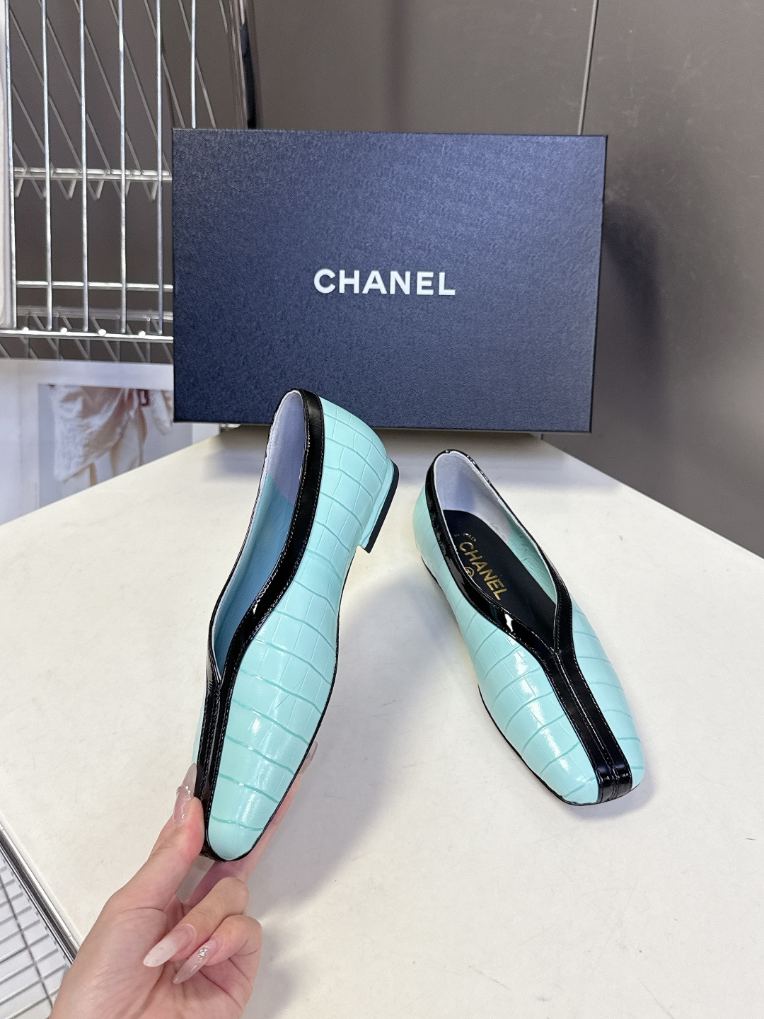 香奈儿CHANEL春夏最新款拼色方头平底鞋超多明星网红种草 每一双鞋都采用了品牌经典的双色拼接 鞋头与鞋