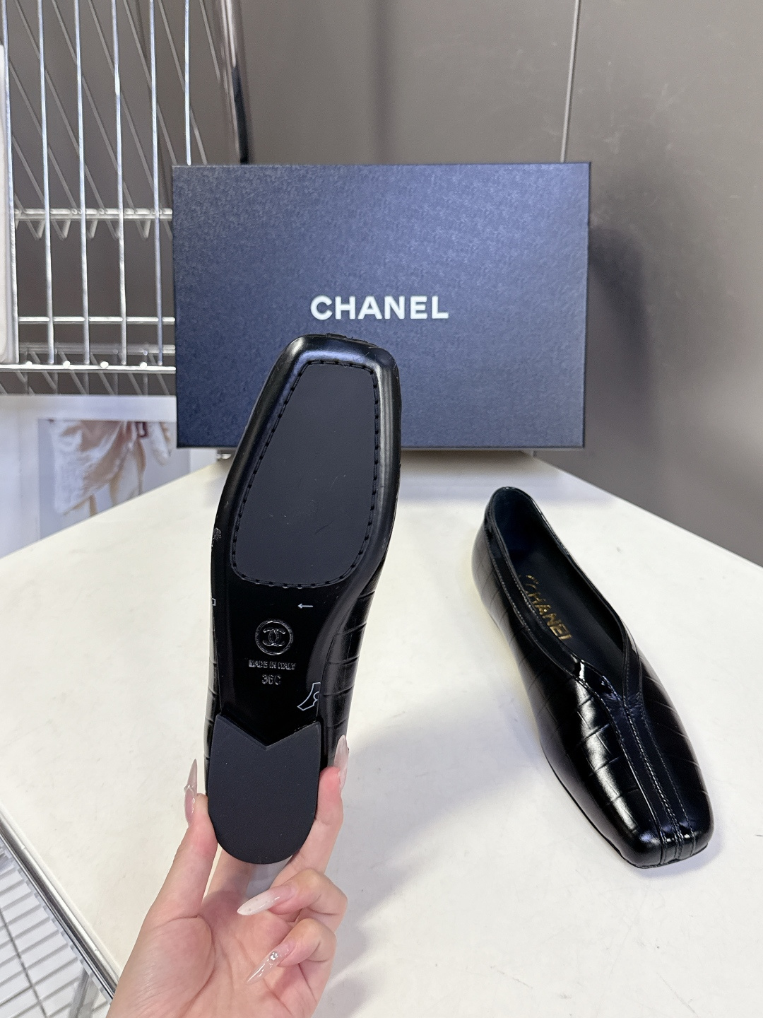 香奈儿CHANEL春夏最新款拼色方头平底鞋超多明星网红种草 每一双鞋都采用了品牌经典的双色拼接 鞋头与鞋