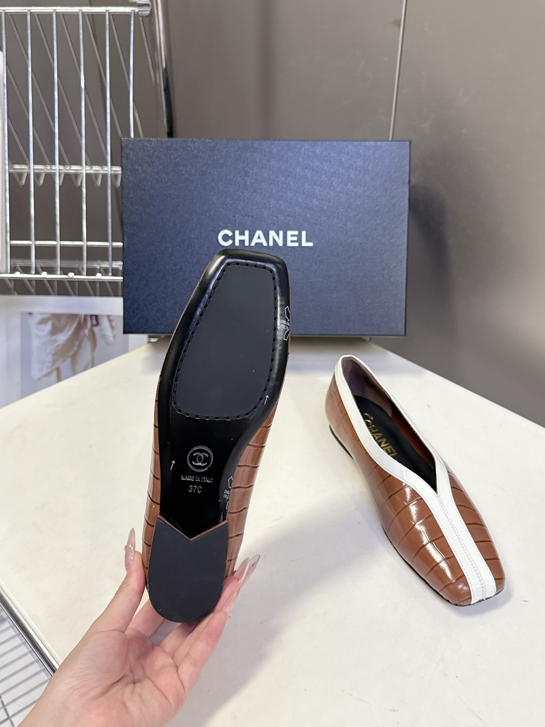 香奈儿CHANEL春夏最新款拼色方头平底鞋超多明星网红种草 每一双鞋都采用了品牌经典的双色拼接 鞋头与鞋