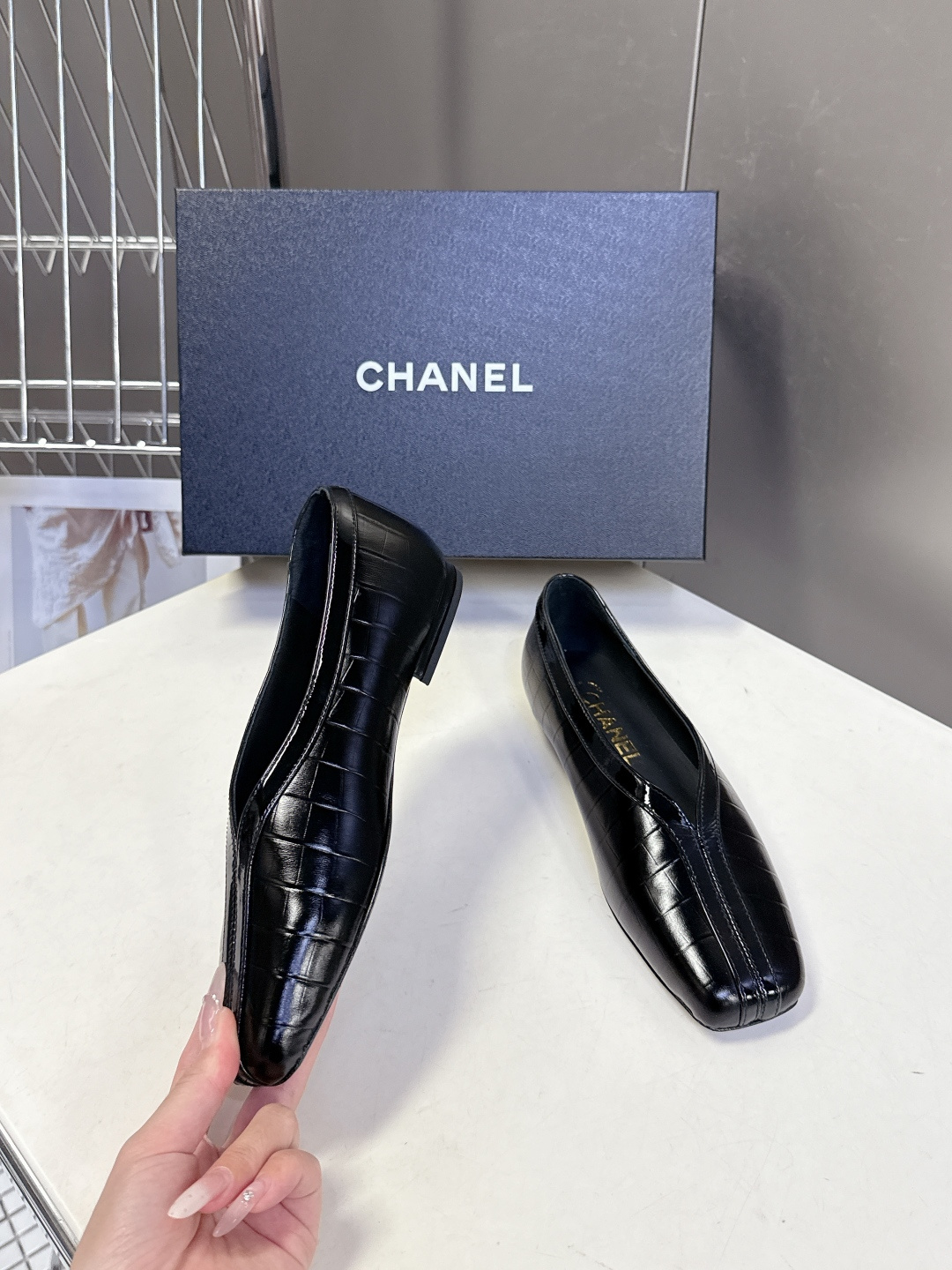 香奈儿CHANEL春夏最新款拼色方头平底鞋超多明星网红种草 每一双鞋都采用了品牌经典的双色拼接 鞋头与鞋