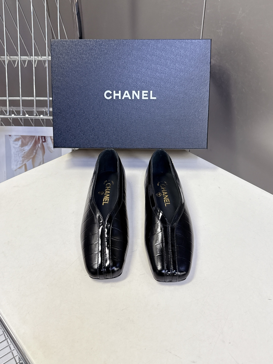 香奈儿CHANEL春夏最新款拼色方头平底鞋超多明星网红种草 每一双鞋都采用了品牌经典的双色拼接 鞋头与鞋