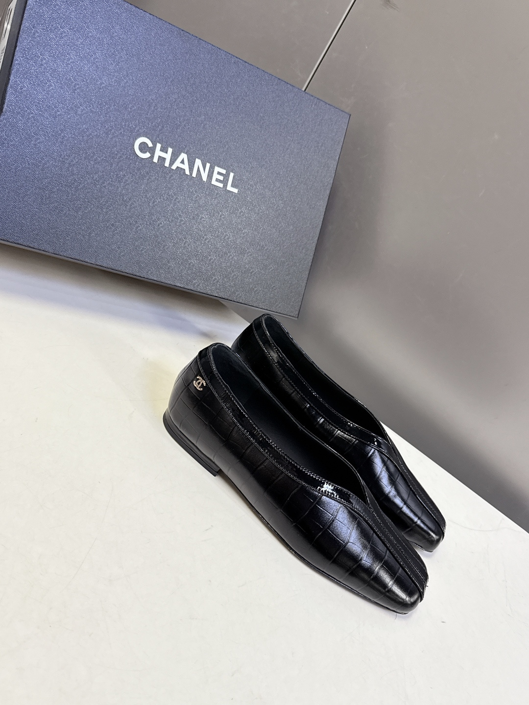 香奈儿CHANEL春夏最新款拼色方头平底鞋超多明星网红种草 每一双鞋都采用了品牌经典的双色拼接 鞋头与鞋