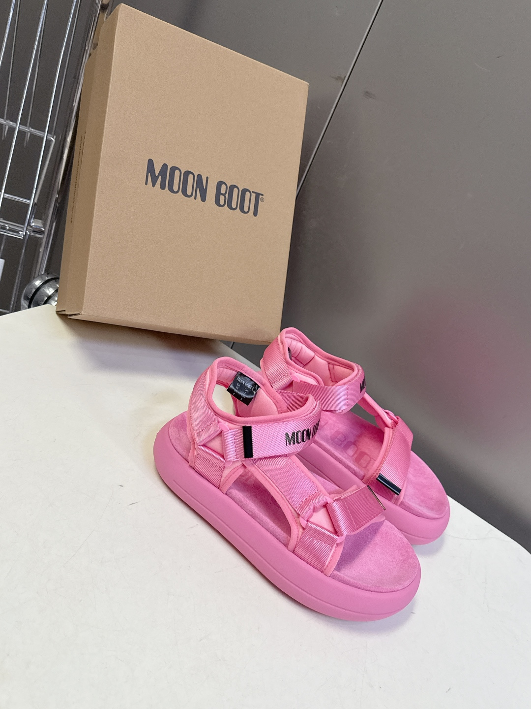 MOON BOOT春夏最新款厚底魔术贴凉鞋超多明星网红种草 延续了品牌经典的月球靴基因 采用软乎乎的发泡
