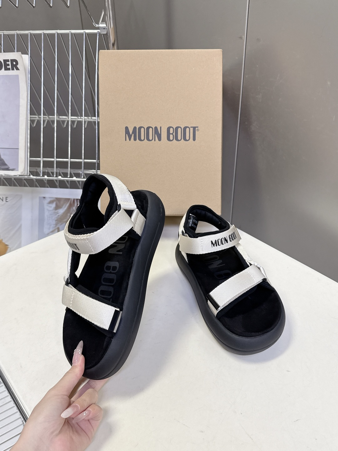 MOON BOOT春夏最新款厚底魔术贴凉鞋超多明星网红种草 延续了品牌经典的月球靴基因 采用软乎乎的发泡