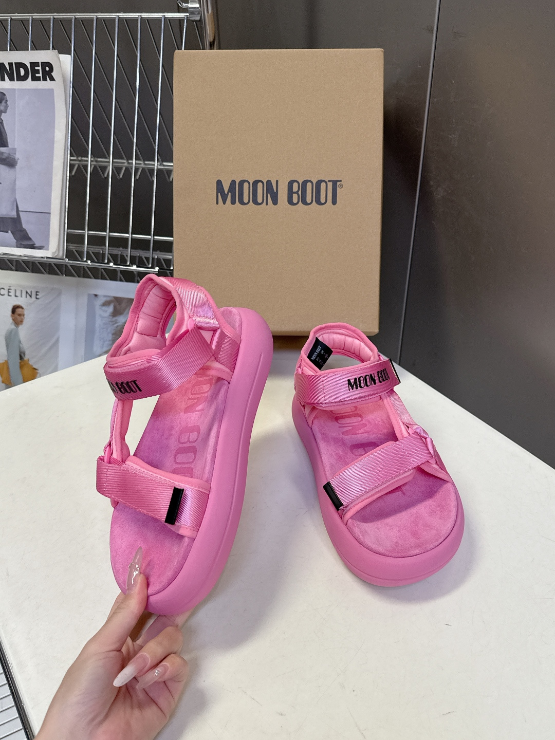 MOON BOOT春夏最新款厚底魔术贴凉鞋超多明星网红种草 延续了品牌经典的月球靴基因 采用软乎乎的发泡