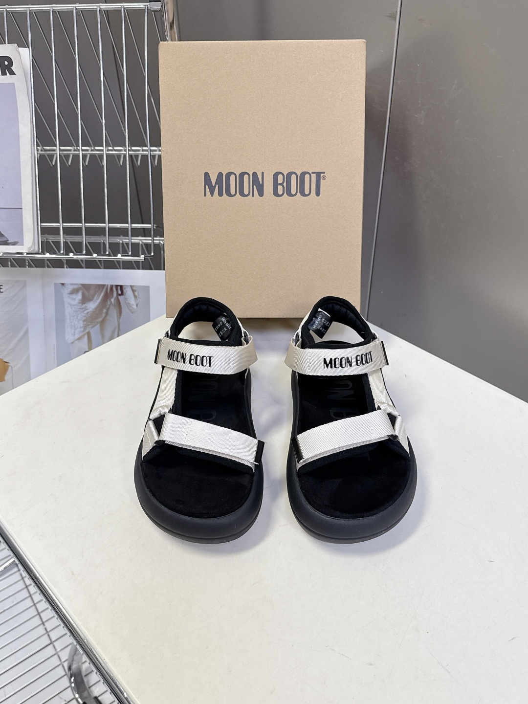 MOON BOOT春夏最新款厚底魔术贴凉鞋超多明星网红种草 延续了品牌经典的月球靴基因 采用软乎乎的发泡