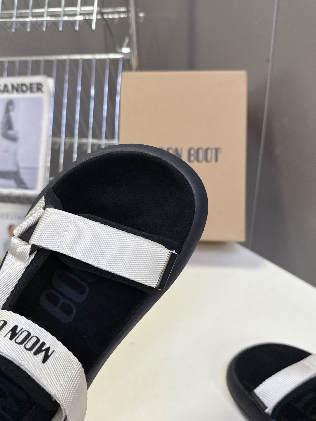 MOON BOOT春夏最新款厚底魔术贴凉鞋超多明星网红种草 延续了品牌经典的月球靴基因 采用软乎乎的发泡