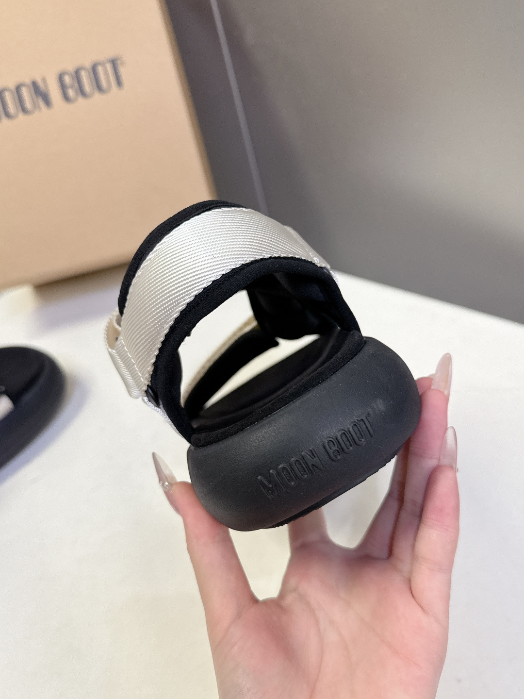 MOON BOOT春夏最新款厚底魔术贴凉鞋超多明星网红种草 延续了品牌经典的月球靴基因 采用软乎乎的发泡