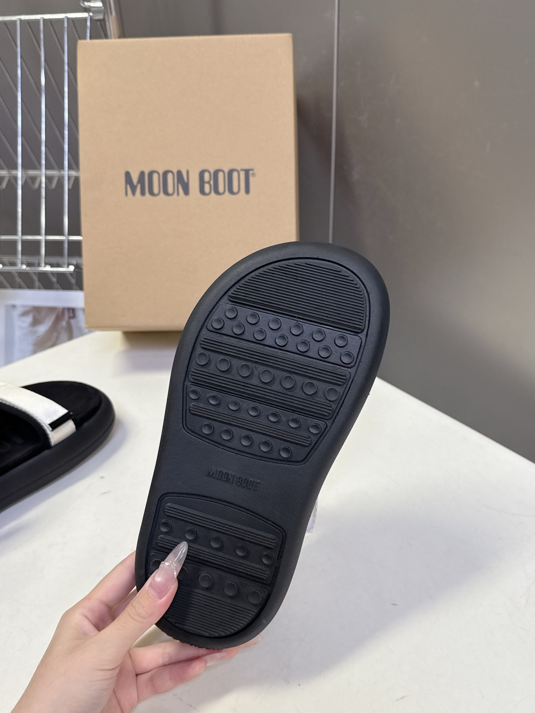 MOON BOOT春夏最新款厚底魔术贴凉鞋超多明星网红种草 延续了品牌经典的月球靴基因 采用软乎乎的发泡