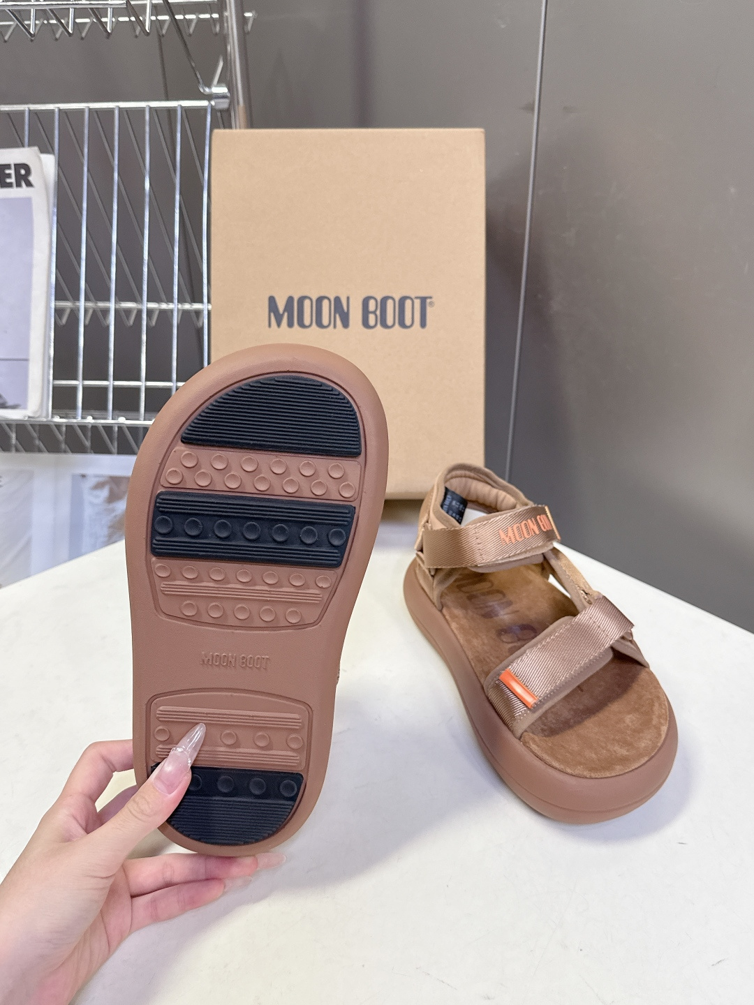 MOON BOOT春夏最新款厚底魔术贴凉鞋超多明星网红种草 延续了品牌经典的月球靴基因 采用软乎乎的发泡