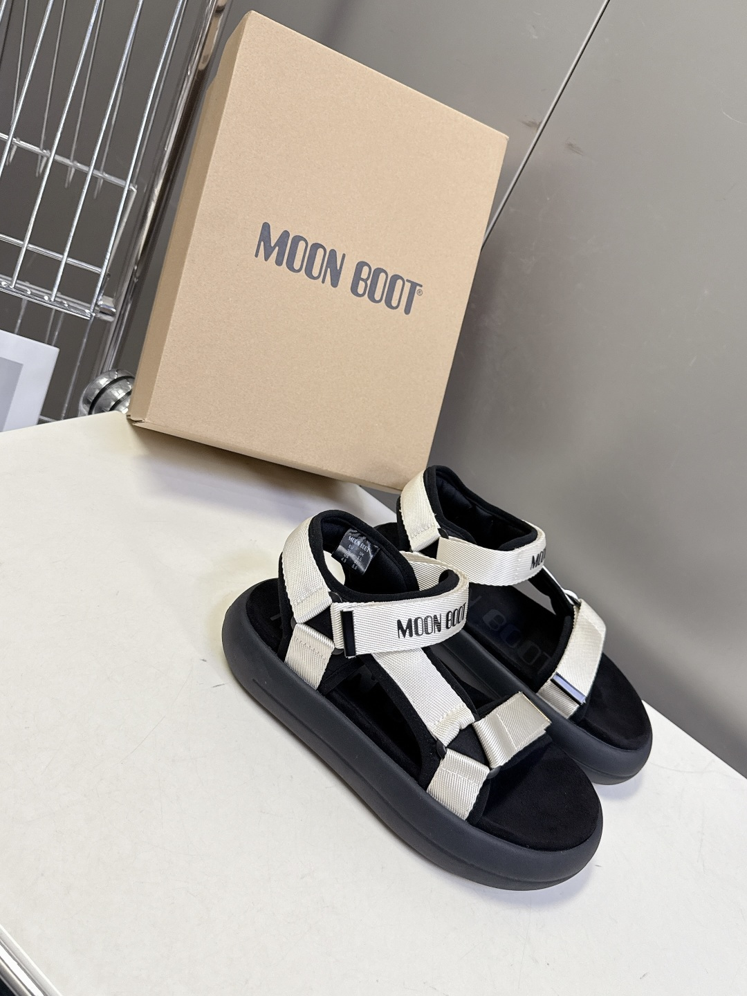 MOON BOOT春夏最新款厚底魔术贴凉鞋超多明星网红种草 延续了品牌经典的月球靴基因 采用软乎乎的发泡